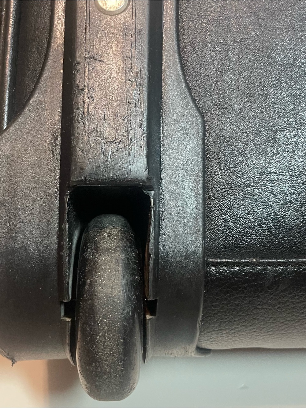 Cadillac Genuine Leather Rolling Suitcase Luggage Executive Briefcase - Picture 15 of 16